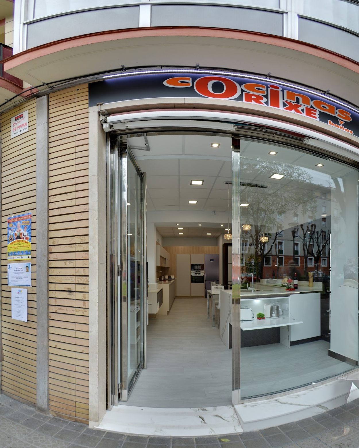 Entrada de la tienda de Cocinas Orixe en Avenida Lehendakari Aguirre 155, con la exposición al fondo